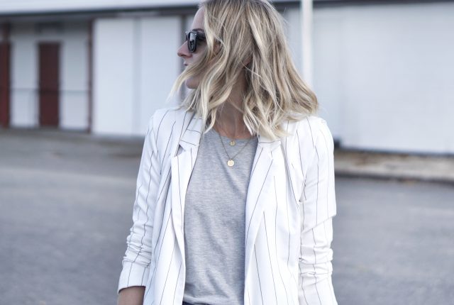 Style: white blazer & ripped jeans.